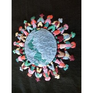 Tee Shirt Around the World Embroidered Vintage Black Mens Size Extra Large‎